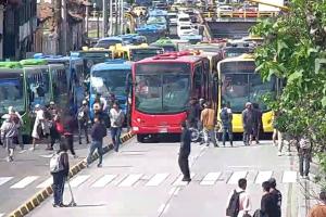 Manifestantes en el centro de Bogotá bloquean la vía