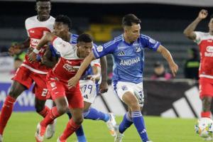 Jugadores de Millonarios y Santa Fe disputando el balón