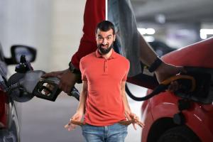 Persona dudando entre comprar un vehículo mecánico o híbrido