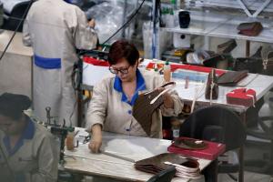 Mujer trabajando en fábrica de Bogotá