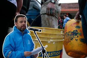 Ciudadanos recogiendo agua ante el corte en el servicio