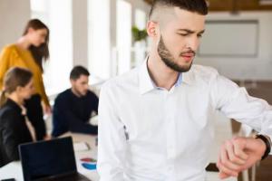 Llegar tarde o faltar al trabajo le saldrá carísimo: esto dice la ley