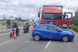 Trancón monumental en Autonorte con 201 por choque entre carro y camión