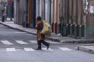 Habitante de calle caminando por Bogotá