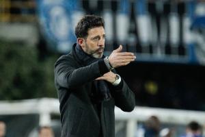 Jorge Bava dirigiendo un partido con Santa Fe