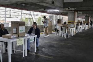 Jurados de votación cuidando las urnas en jornada electoral