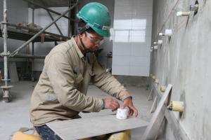 Trabajadores de obra de mejoramiento de vivienda
