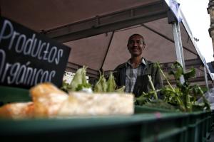 Agricultor ofreciendo sus productos en mercado campesino