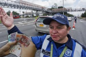 Policía de tránsito en un puesto de control