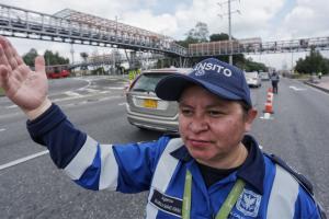 Agente de tránsito en puesto de control