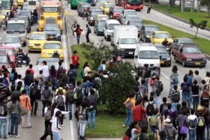 Obras del Acueducto complican la NQS Sur buses de TM ruedan despacio