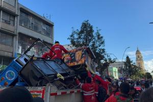 Autoridades de Bogotá decomisando carro de comidas