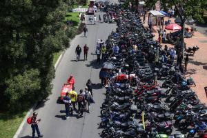 Motociclistas bloqueando vía de Bogotá en paro.