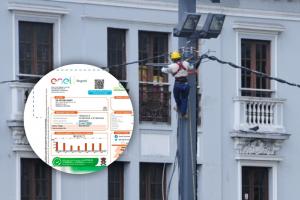 Empleado arreglando el suministro de energía