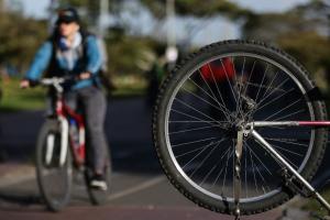 Mujer montando bicicleta en la ciclovía