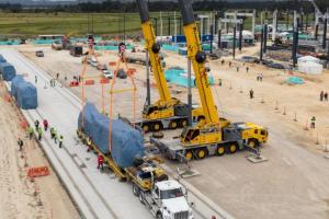 Vehículos auxiliares del Metro de Bogotá en el patio taller