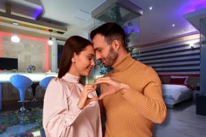 Zona motelera revive: avanza el metro, pero la pasión no se detiene