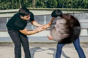 Hombres peleando a puños