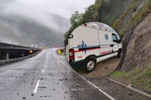 Paso de ambulancias por la vía al Llano