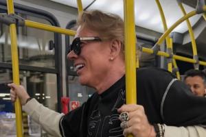 Axl Rose en TransMilenio; rockero viajó como un bogotano más