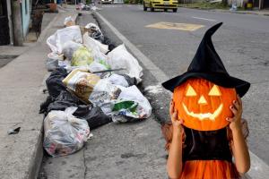 Recolección de basuras en Funza durante Halloween