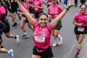 Deportistas corriendo la carrera de la Mujer