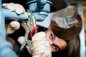 Hombre arreglando tuberías dañadas por lluvias