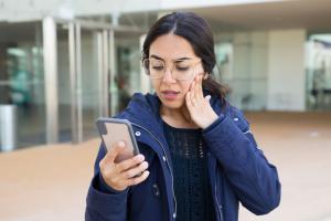 Mujer contestando llamada de extraño