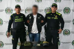 Falso policía capturado en Portal Norte de Transmilenio