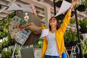 Mujer buscando empleo para ganar salario