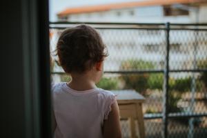 Imagen ilustrativa de niña que cayó de un décimo piso