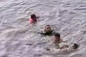 Policías que actuaron para rescatar a la mujer y bebé 