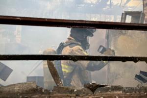 Bomberos atendiendo el incendio en Colegio Don Bosco