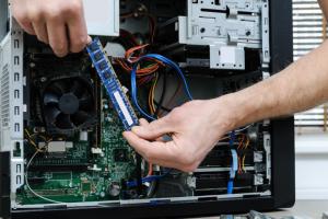 Hombre haciéndole mantenimiento a un computador