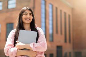 Joven estudiante universitaria