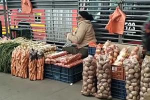 Montan plaza de mercado en TransMilenio usuarios se bajan con lo del almuerzo