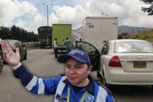 Policía de tránsito en puesto de control