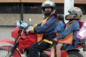 Niños accidentados en moto