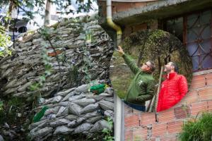 Galán visitando obra para proteger casas en Usaquén
