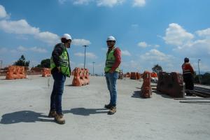 Trabajadores de obras de infraestructura vial en Bogotá