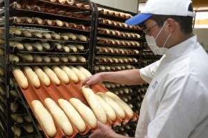 Panadero sacando su producto en Bogotá