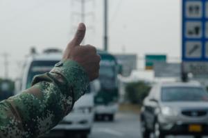 Soldados vigilan las vías del país