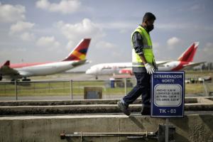 Trabajador en el aeropuerto El Dorado