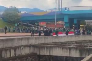 Bloqueo de comunidades indígenas en la calle 26 de Bogotá.