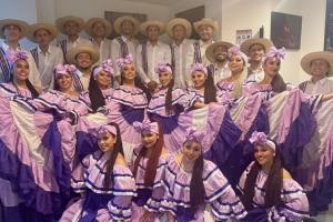 Bailarines que habrían sido estafados por el director y representante legal de la fundación