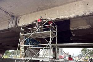 Camión de carga dañó puente en Bogotá IDU reaccionó con concreto de lujo