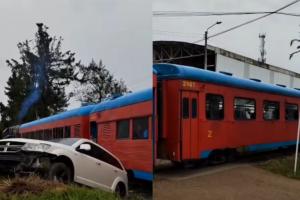 Camioneta se le atravesó al Tren de la Sabana terminó hecha trizas