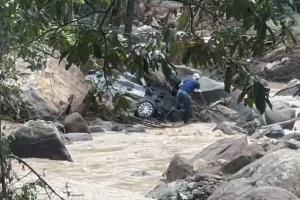 Vehículo arrastrado por la fuerza del río en Silvania