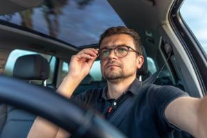 Conductores con deterioro visual cifras, riesgos y obligaciones en Colombia