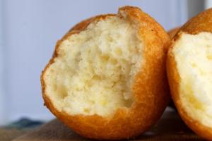 ¿Cómo hacer buñuelos crocantes por fuera y esponjosos por dentro?